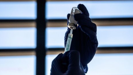 Великобритания одобри първата ваксина срещу омикрон варианта на коронавируса