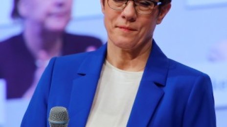 Крамп-Каренбауер: Подкрепете ме или ме отстранете 