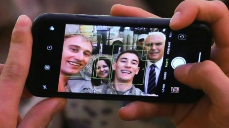 Майк Пенс посети американски войниците в Ирак