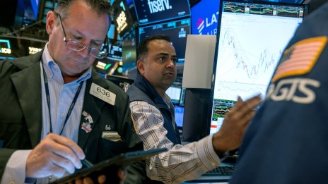 Dow спада с повече от 300 пункта заради напрежението между Русия и Украйна*
