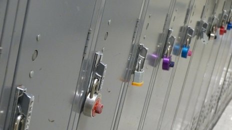 Училищата вече могат да кандидатстват за съфинансиране за купуване на шкафчета