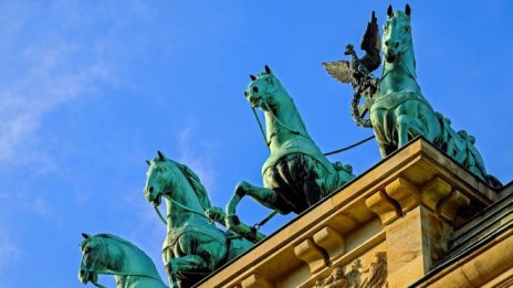 Преди вота в Германия блокът на Меркел изпреварва с 14% най-близкия си съперник