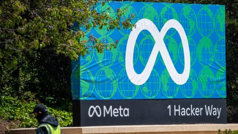 Meta е обучила изкуствения си интелект с публични данни от Facebook и Instagram