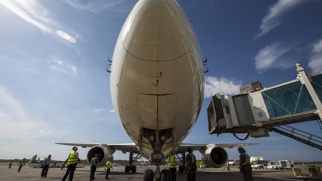 Boeing отчете 33% спад на печалбата си