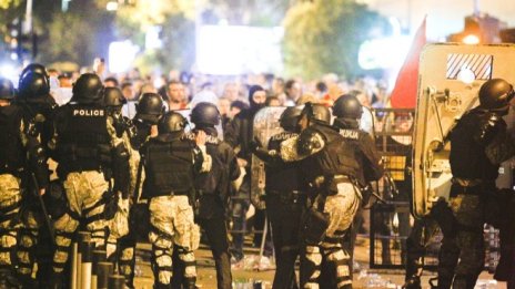 Протестиращи нахлуха в сградата на македонския парламент