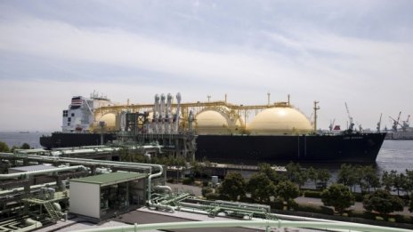 Излишните количества LNG на спот пазара могат да понижат още цените