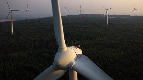 Полша ограничи производството от вятърни и соларни паркове заради свръхпредлагане