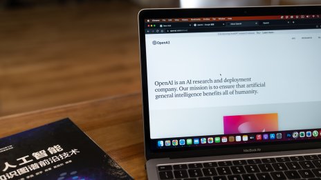 Чатботове са били използвани за създаване на невярно съдържание за десетки сайтове