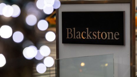 Печалбата на Blackstone спада, тъй като високите лихви потискат апетита към сделки