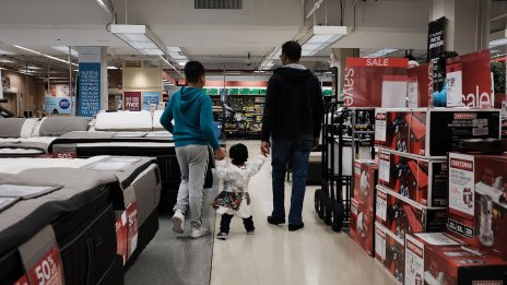 Потребителските настроения в САЩ се покачват до шестмесечен връх заради по-ниските лихви