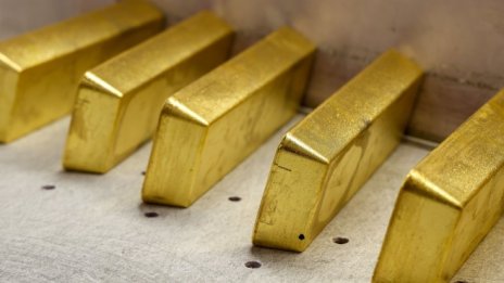 Златото успява да задържи най-голямото си поскъпване от март