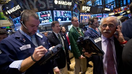 Страховете от поскъпването на петрола оцветиха в червено щатските индекси