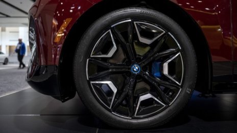 Заради липсата на чипове BMW спира производството и в Регенсбург