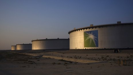 По-евтиният петрол и свитите добиви изяждат от печалбата на Aramco