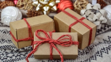 Фирмите у нас заменят паричните коледни бонуси с тематични подаръци