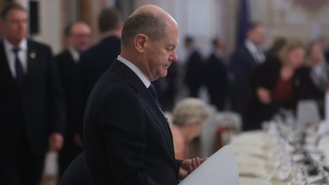 Шолц оставя след себе си една рушаща се Германия