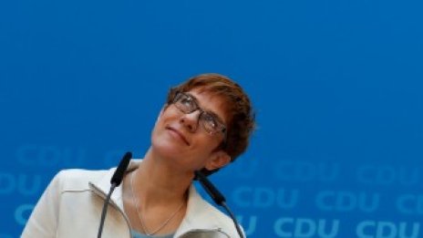 Меркел подготвя наследничката си