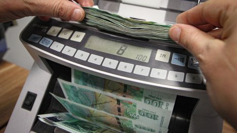 Към края на август ДОО отчита 1,8 млрд. лв. повече разходи за година