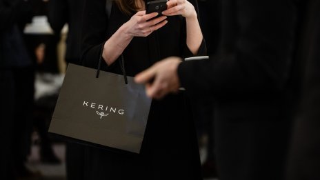 Собственикът на Gucci се готви да продаде козметичното си звено на L`Oreal