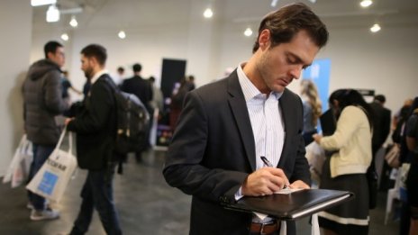 Заетостта в САЩ расте по-бързо от очакванията през ноември