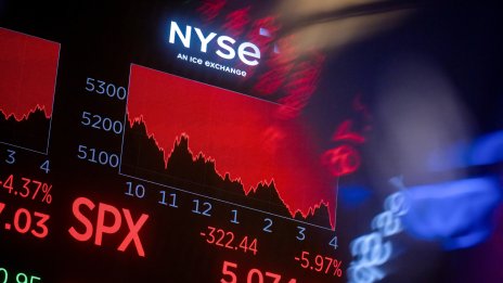 Dow започва търговията със срив от близо 1600 пункта*