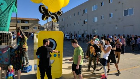 Snap започна да продава очилата си Spectacles във вендинг машини