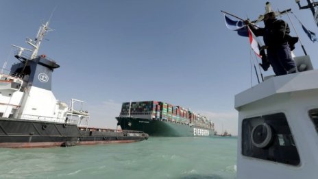 Над 400 кораба очакват да преминат през Суецкия канал