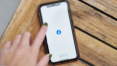 Facebook следва по петите TikTok