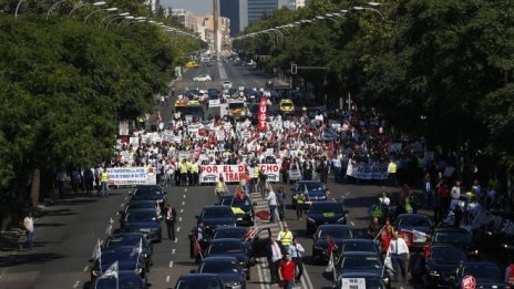 Испания дава четири години на шофьорите на Uber и Cabify да изкарат лицензи