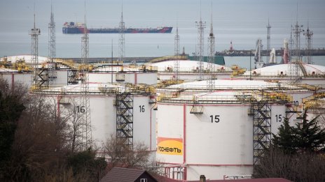 Приходите от&nbsp;петрол и газ в руския бюджет намаляват наполовина през януари