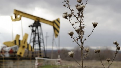 Петролът поскъпва леко в очакване на данни за резервите в САЩ