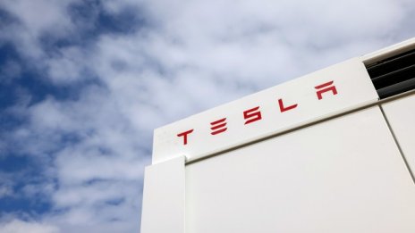 Изградено от Tesla съоръжение за съхранение на енергия гори трети ден в Австралия