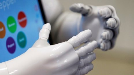 Швейцарска банка замени служители с пет робота