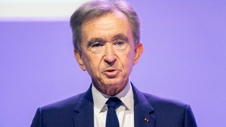 Инвеститорите на LVMH настояват за яснота около плана за наследник на Бернар Арно