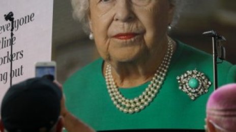 Короната се изплъзва, докато Елизабет II се готви за 70-годишнината си на трона