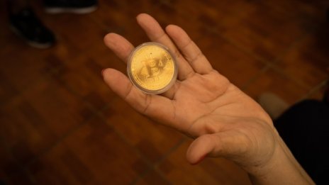 Натискът над биткойна се запазва