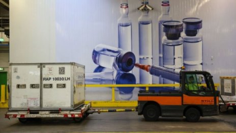 С хора от шоубизнеса и духовници властите ще насърчават ромите да се ваксинират