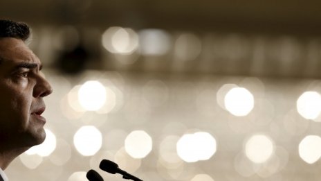 С гръб до стената