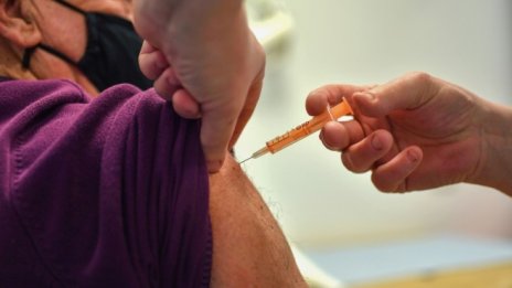 Великобритания планира ежегодни ваксинации заради вариантите на коронавируса