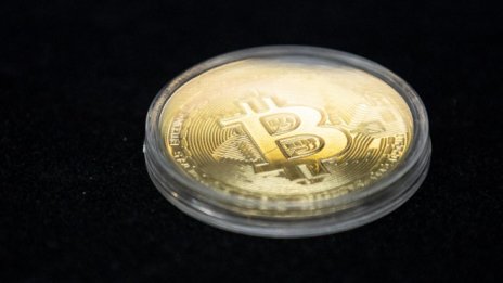 Биткойнът прехвърли 12 000 долара за първи път от година