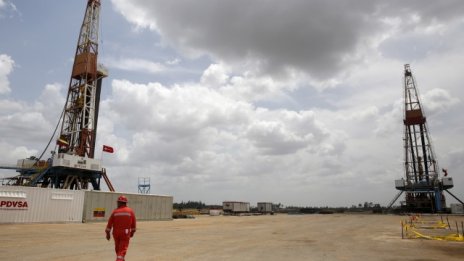 Сривът на цените на петрола увеличава натиска върху Саудистка Арабия