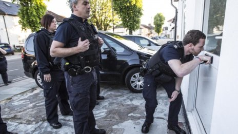 Великобритания заплашва незаконно работещите имигранти със затвор