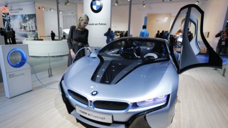 BMW запази годишната прогноза въпреки свиването на тримесечната печалба