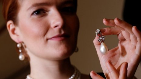 Перлен медальон на Мария-Антоанета събра на търг рекордните 36 млн. долара