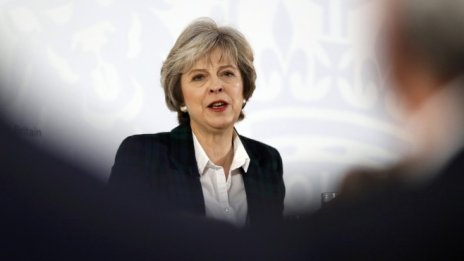 Речта на Мей изстреля паунда*