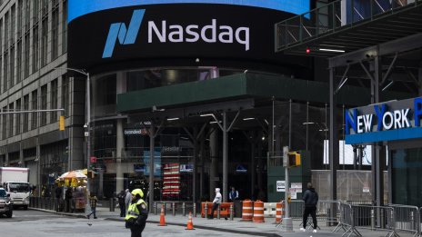 Разочароващите резултати на Tesla оцветяват Wall Street в червено*