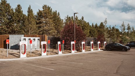 Електрификация на две скорости: Как политиката промени автомобилния сектор