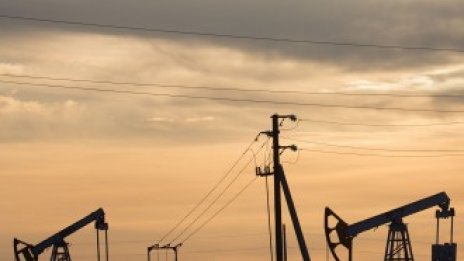 Саудитска Арабия наводнява пазарите с петрол на цена от 25 долара