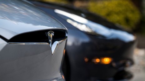 Tesla каза на служителите си, че властите в САЩ са ѝ позволили отново да работи