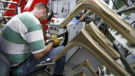 Бизнес активността в промишлеността в Германия остана на 9-месечно дъно